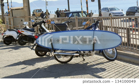 把衝浪板裝到一輛超級幼獸（Super Cub）上 134100049