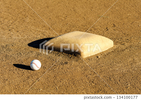 A baseball placed on the ground 134100177
