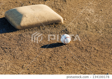 棒球放在地上 134100178