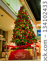 一張聖誕樹全貌的照片。 134102433