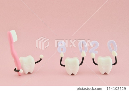 Miniature teeth holding up 8020 Miniature teeth holding up 8020 134102529