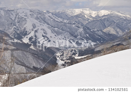 冬天從三國山看到的苗場山和苗場度假村 冬天從三國山看到的苗場山和苗場度假村 134102581