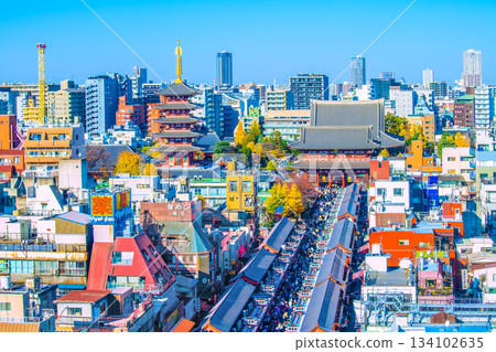 日本東京的都市景觀，12月。入境旅遊仍在繼續……彷彿置身異國他鄉……淺草寺裡擠滿了外國遊客。 134102635