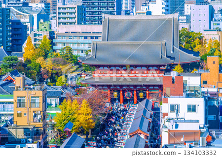 十二月的日本東京城市景觀。淺草寺和寶藏門。入境旅遊仍在繼續……這裡就像一個異國他鄉……到處都是外國遊客。 134103332