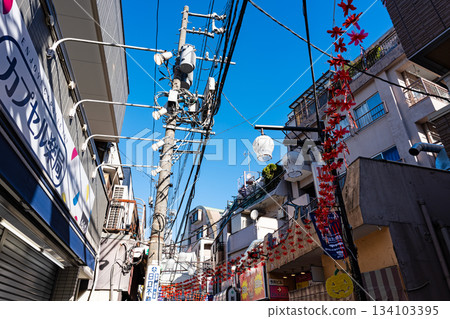 東京都澀谷區笹塚市京王線笹塚站北側的重吾通商店街景色 134103395