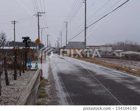 Narrow paved road (winter) 134104130