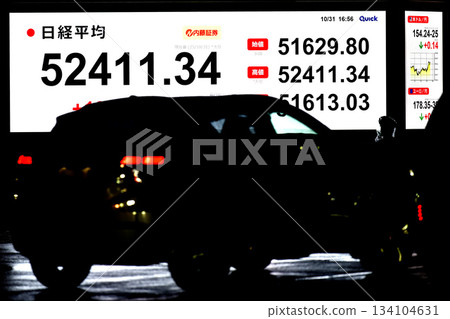 日本東京都市指數首次突破 52,000 日圓大關,收在 52,411 日圓 34 仙。東證指數也創下歷史新高。 日本東京都市指數首次突破 52,000 日圓大關,收在 52,411 日圓 34 仙。東證指數也創下歷史新高。 134104631