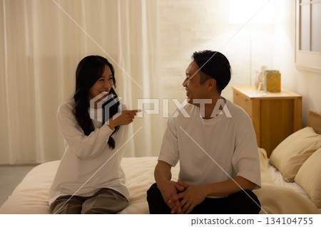 一對情侶在臥室裡交談 134104755