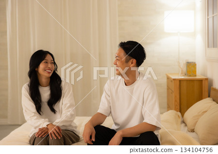 一對情侶在臥室裡交談 134104756