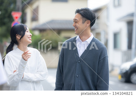一對夫婦在客廳裡 一對夫婦在客廳裡 134104821