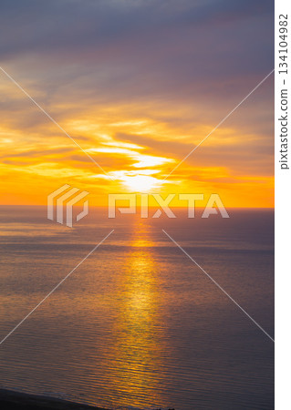 暮色的光芒，陽光穿透雲層，輕柔的波浪。 134104982