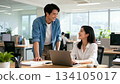 同事們在辦公室交談 134105017