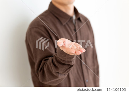 一位身著休閒服的中年男子擺出推薦姿勢 一位身著休閒服的中年男子擺出推薦姿勢 134106103