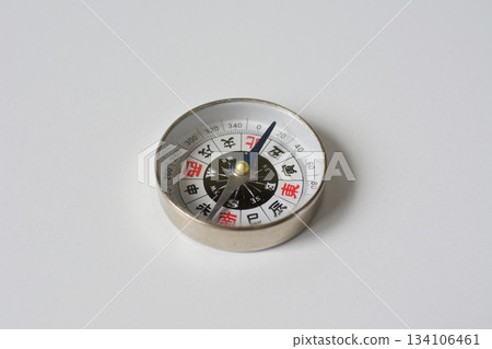 指南針指針(指南針)白色背景 指南針指針(指南針)白色背景 134106461