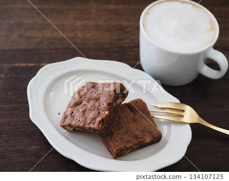 自製布朗尼蛋糕和熱咖啡 134107125