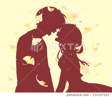 男女面對面大笑,秋日銀杏樹的剪影 男女面對面大笑,秋日銀杏樹的剪影 134107265