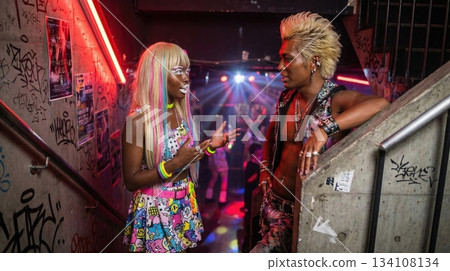 山婆女孩和皮膚黝黑的男人在樓梯上交談 134108134