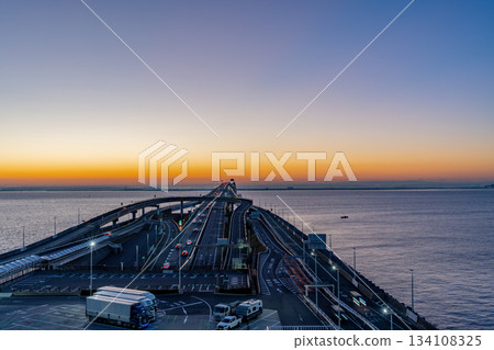 (千葉)東京灣Aqua-Line / Umihotaru PA 黎明時分從木更津地區看到 (千葉)東京灣Aqua-Line / Umihotaru PA 黎明時分從木更津地區看到 134108325