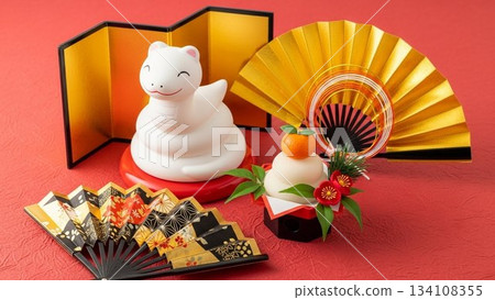 一幅日式新年靜物攝影作品，畫面中展示了鏡餅和新年裝飾品，擺放在金色的折疊屏風上。 134108355