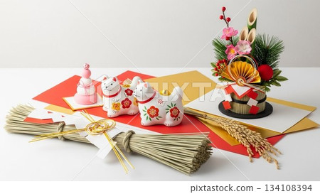 一組以舞獅、門松(新年松枝裝飾)和鏡餅(年糕)為主題的新年照片。 一組以舞獅、門松(新年松枝裝飾)和鏡餅(年糕)為主題的新年照片。 134108394