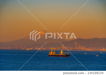 [Chiba Prefecture] Ships passing through Tokyo Bay as seen from Umihotaru PA on the Tokyo Bay Aqua-Line 134109134