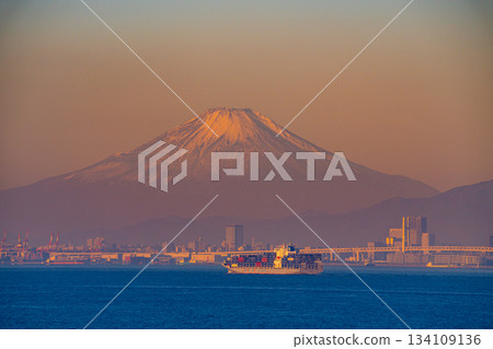 【千葉縣】從東京灣水上巴士「海螢」觀景台看到的駛過東京灣的船隻 134109136