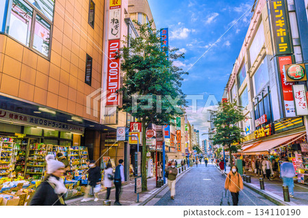 十二月的日本橫濱城市景觀。從宗鐵橫濱站和唐吉訶德餐廳前眺望市中心區域。 134110190