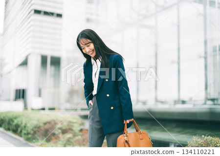 時尚的女商人 134110221