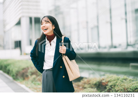 時尚的女商人 134110231