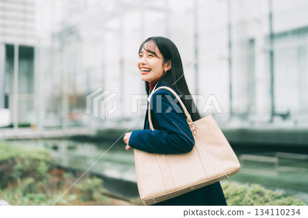 時尚的女商人 134110234