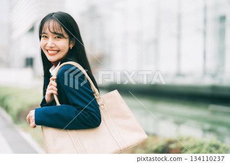 時尚的女商人 134110237