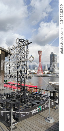 從神戶港灣樂園的馬賽克壁畫中可以看到燈籠和港口塔。 從神戶港灣樂園的馬賽克壁畫中可以看到燈籠和港口塔。 134110299