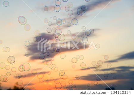 傍晚天空中的肥皂泡 134110334