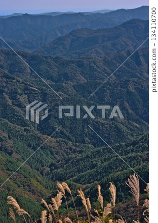 從四國喀斯特地形看到的四國山脈 從四國喀斯特地形看到的四國山脈 134110700