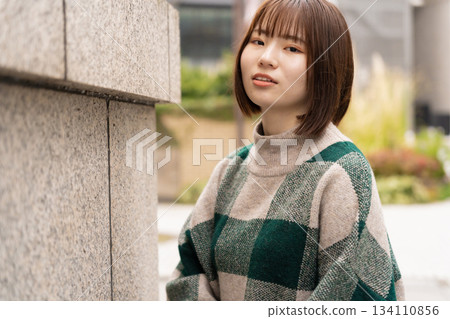 傾斜在牆壁的婦女 134110856