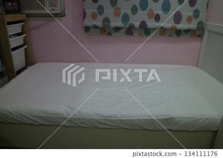 一張白色的床，上面鋪著皺巴巴的地板。 134111176