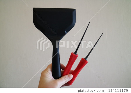 People holding cake decorating tools 134111179