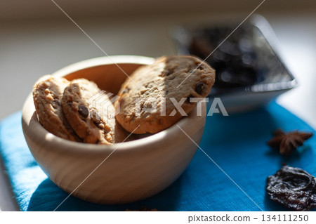 Fresh chocolate chip cookies in a bowl 134111250
