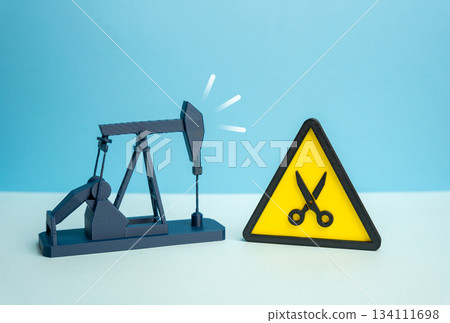 Oil pump and oil production convergence. Reduction of production quotas agreed upon by the cartel. Lower prices on the global market. Coordinated supply control. Global trade updates and energy policy Oil pump and oil production convergence. Reduction of production quotas agreed upon by the cartel. Lower prices on the global market. Coordinated supply control. Global trade updates and energy policy 134111698