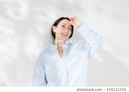 一個女人在陽光下 一個女人在陽光下 134112316