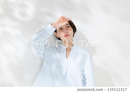 一個女人在陽光下 一個女人在陽光下 134112317