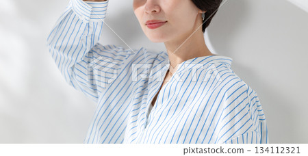 一個女人在陽光下 134112321