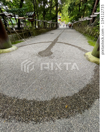 磯之神神社：神明之路，以水為界。神明位於道路中央，而人們則行走在道路邊緣。 134112735
