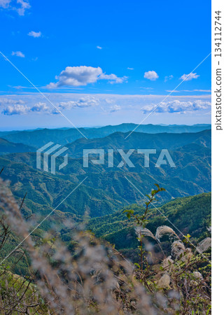 從四國喀斯特地形看到的四國山脈 從四國喀斯特地形看到的四國山脈 134112744