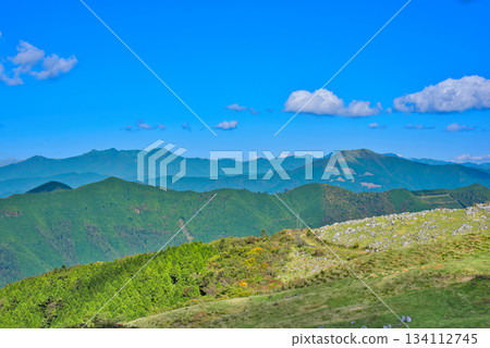 從四國喀斯特地形看到的四國山脈 從四國喀斯特地形看到的四國山脈 134112745