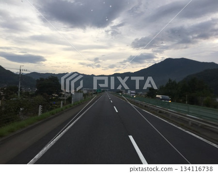 Evening highway and mountain scenery 134116738