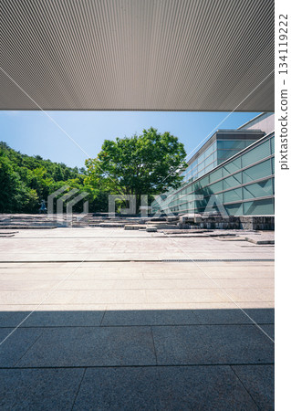 郡山市美術館及其石板鋪砌的前花園 134119222