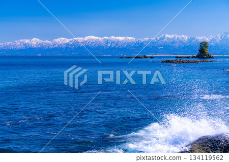 [A winter tradition] A clear winter day on Amaharashi Coast and the snow-capped Tateyama mountain range [Toyama Prefecture] 134119562
