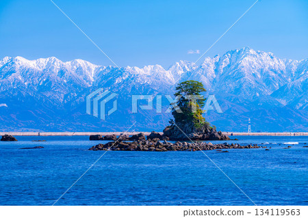 [A winter tradition] A clear winter day on Amaharashi Coast and the snow-capped Tateyama mountain range [Toyama Prefecture] 134119563