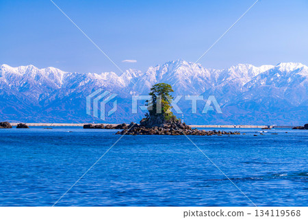 [A winter tradition] A clear winter day on Amaharashi Coast and the snow-capped Tateyama mountain range [Toyama Prefecture] 134119568